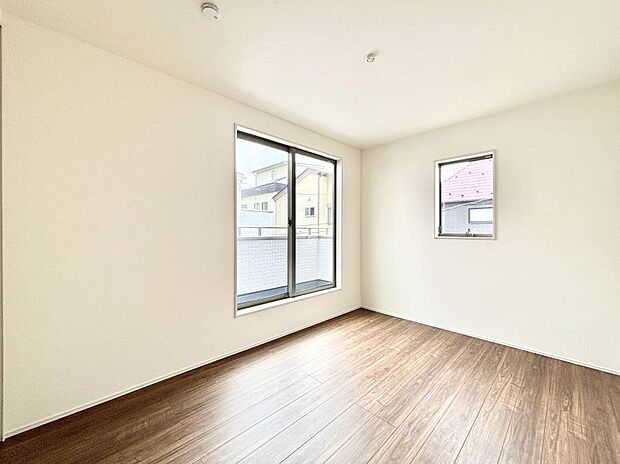 バルコニーが開放感をプラスしてくれる洋室