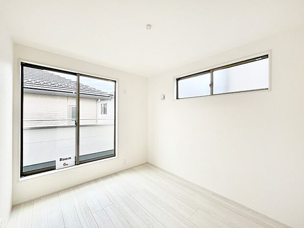 ◆2号棟◆~Bed Room~ バルコニーからの採光で朝もスッキリ目が覚めそうですね!穏やかな光が差し込む室内には、穏やかな時間が流れます。落ち着いた空間で自分の趣味を楽しむのはいかがですか。