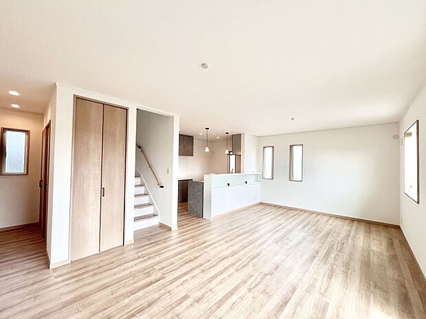 ～Living～　リビングに階段のある間取りです♪家族のコミュニケーションがスムーズに取れますね♪ゆとりある暮らしと心地よい住環境が紡ぐ贅沢な時間をご家族みんなでお過ごし下さい。