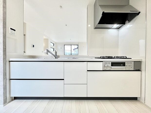 ~Kitchen~ 会話が弾むリビング、料理が愉しくなるキッチン。家は、ただ生活する場ではなく、暮らしを愉しく、快適にする場所。笑顔の毎日、安らぎの日々のために、最新の設備・仕様を採用。