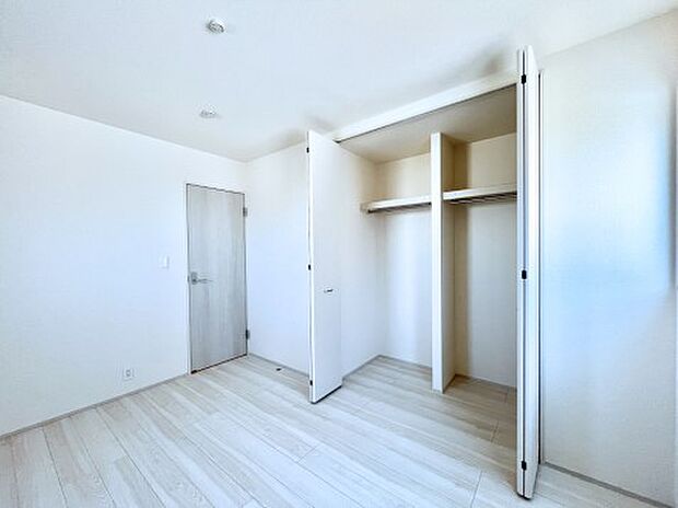 ◆１号棟◆～Bed Room～  居室には収納クローゼットを完備！普段使いのお洋服や小物はもちろん、季節物のお洋服などもしっかりと整理整頓おしまい頂けます。  居室空間を広く使用できますね。