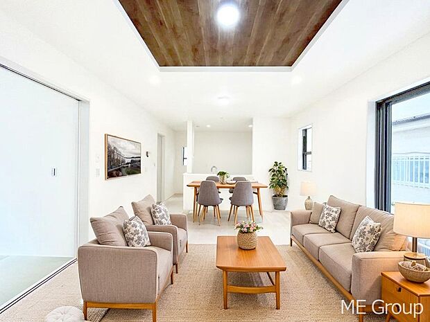 ～Living～　家族の会話や笑顔が行き交うリビングです。子供が走ってる姿を見ながら、大きなソファやダイニングテーブルでゆったり食事をしたりくつろぎたい♪そんな夢が叶えられる空間です！※家具はCGです