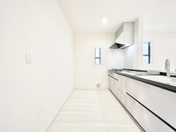 ～Kitchen～　自然光が入る窓のあるキッチン☆毎日使う場所だからこそ、使い勝手を考慮しました。ゆったりとしたキッチンコーナーは質感豊かな仕上がりとなっております。