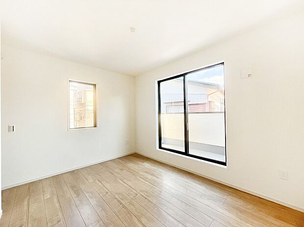 ～Bed Room～　バルコニーからの採光で朝もスッキリ目が覚めそうですね！穏やかな光が差し込む室内には、穏やかな時間が流れます。休日には、落ち着いた空間で自分の趣味を楽しむのはいかがですか。