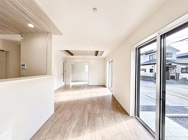 ~Living~ 飽きの来ないシンプルでおしゃれなLDK。大きな窓から日差しが差し込むので室内も明るく、家族の憩いの場としてピッタリです。開放感と日当たりの良さを是非ご覧ください!