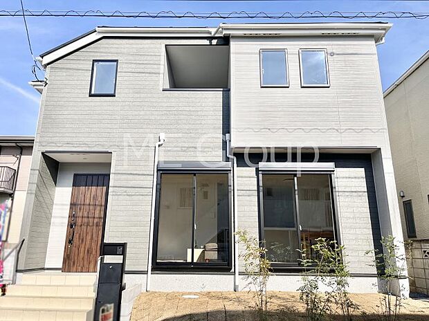 ～Exterior～　堂々たる趣ながら、主張し過ぎずどこか余裕を感じさせるシャープなフォルムで佇む邸宅は、晴天の空と照らし合わせる事で、本来あるべき完成形の姿を見せてくれます。