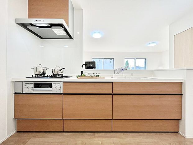 ～Kitchen～　広くて使いやすいキッチンなら家族でいっしょに料理をつくったり、後片付けも手間なくできちゃいます♪収納もたっぷりあるので、いつもすっきりと清潔な印象を保てます。