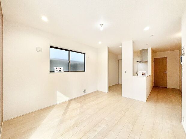 ～Living～　家族の食事や団らんのほか、子どもを遊ばせたり、友人を招いたりするLDKは住まいの中心。長時間過ごす場所だから、その空間は住まい全体の居心地を左右します。