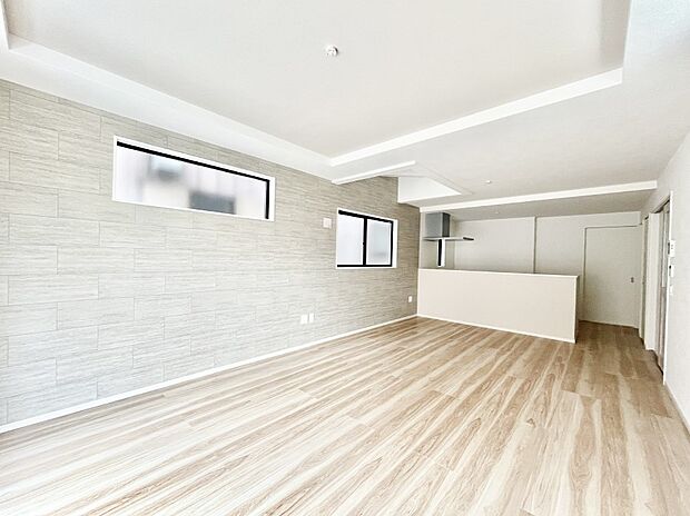 ～Living～　飽きの来ないシンプルでおしゃれなLDK。大きな窓から日差しが差し込むので室内も明るく、家族の憩いの場としてピッタリです。開放感と日当たりの良さを是非ご覧ください！