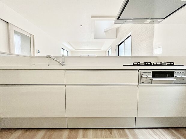 ～Kitchen～  リビングが見渡せるカウンターキッチン。  料理をしながら家族とコミュニケーションをとれるだけでなく、大きな開放感も得ることができます。  お子様の成長も感じることができますね！