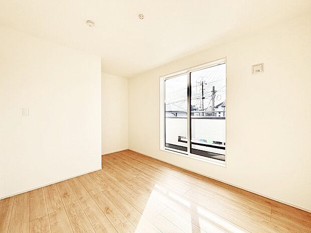 ◆１号棟◆～Bed Room～　バルコニーからの明るい日差しが差し込みます。日照に恵まれたお部屋。柔らかい自然光で朝目覚める暮らしが送れるだろう。機能的な収納を配置して、片付いた空間も実現出来そう。