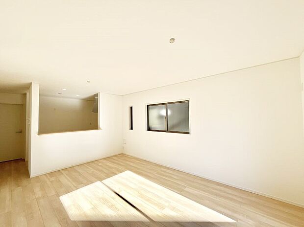 ◆1号棟◆～Living～　飽きの来ないシンプルでおしゃれなLDK。大きな窓から日差しが差し込むので室内も明るく、家族の憩いの場としてピッタリです。開放感と日当たりの良さを是非ご覧ください！