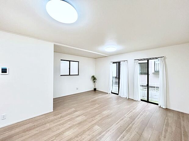 ◆A号棟◆～Living～　飽きの来ないシンプルでおしゃれなLDK。大きな窓から日差しが差し込むので室内も明るく、家族の憩いの場としてピッタリです。開放感と日当たりの良さを是非ご覧ください！