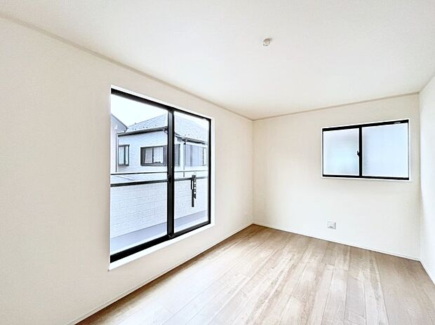 ◆A号棟◆～Bed Room～  「今日も一日お疲れ様」とご夫婦でゆったりくつろげる寝室。  毎日の家事やお仕事に疲れた日はフカフカのベットで癒されてください。テレビや本棚をおいても快適な広さが自慢♪