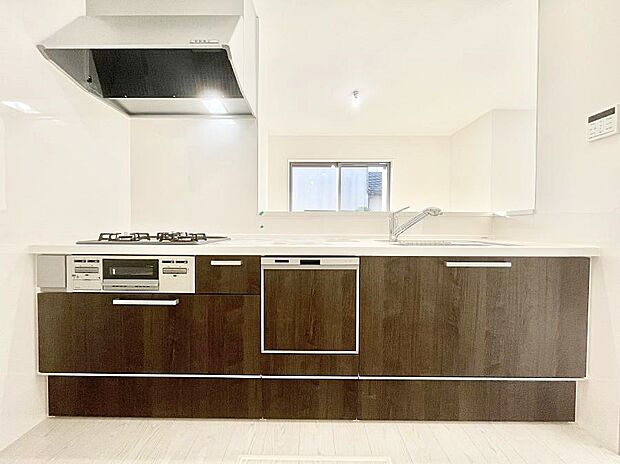 ～Kitchen～　会話が弾むリビング、料理が愉しくなるキッチン。家は、ただ生活する場ではなく、暮らしを愉しく、快適にする場所。笑顔の毎日、安らぎの日々のために、最新の設備・仕様を採用。