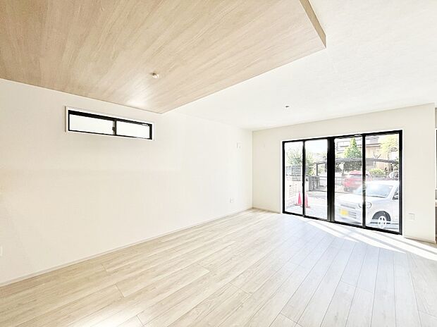 ～Living～　飽きの来ないシンプルでおしゃれなLDK。大きな窓から日差しが差し込むので室内も明るく、家族の憩いの場としてピッタリです。開放感と日当たりの良さを是非ご覧ください！