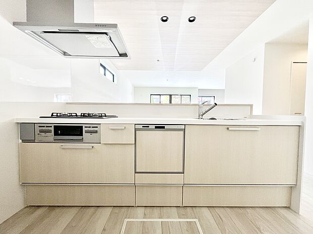 ～Kitchen～　会話が弾むリビング、料理が愉しくなるキッチン。家は、ただ生活する場ではなく、暮らしを愉しく、快適にする場所。笑顔の毎日、安らぎの日々のために、最新の設備・仕様を採用。