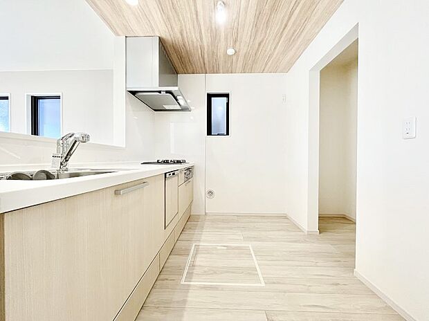 ～Kitchen～　自然光が入る窓のあるキッチン☆毎日使う場所だからこそ、使い勝手を考慮しました。ゆったりとしたキッチンコーナーは質感豊かな仕上がりとなっております。