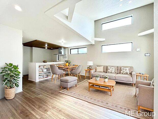 ご家族の賑やかな話し声で包まれる明るいリビング  ※家具はCGです