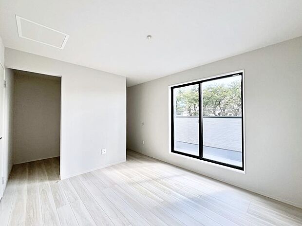 ～Bed Room～　バルコニーからの採光で朝もスッキリ目が覚めそうですね！穏やかな光が差し込む室内には、穏やかな時間が流れます。休日には、落ち着いた空間で自分の趣味を楽しむのはいかがですか。