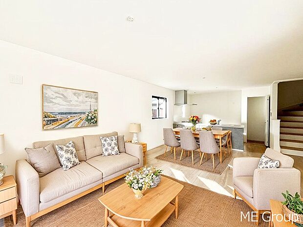 ～Living～　家族の会話や笑顔が行き交うリビングです。子供が走ってる姿を見ながら、大きなソファやダイニングテーブルでゆったり食事をしたりくつろぎたい♪そんな夢が叶えられる空間です！※家具はCGです