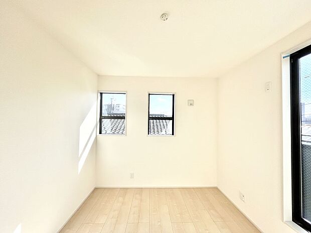～Bed Room～　2面採光を確保した明るい室内は、風通しも良く、大変居心地の良い空間となっております。爽やかな風を感じて起きる朝は、快適生活の始まりに！日当たりや通風がとても良い住まい♪