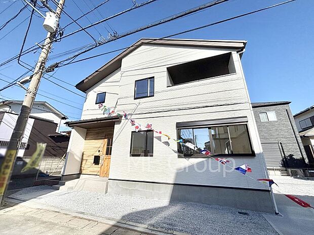 ～Exterior～　角地により陽当り・風通し良好です。一戸建ての大きなメリットは、自分達の「土地」を「自由に」使える事です。ガーデニングやＤＩＹ，車やバイクの趣味など様々な用途で利用できます。