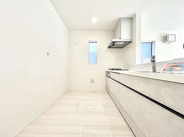 ～Kitchen～　自然光が入る窓のあるキッチン☆毎日使う場所だからこそ、使い勝手を考慮しました。ゆったりとしたキッチンコーナーは質感豊かな仕上がりとなっております。