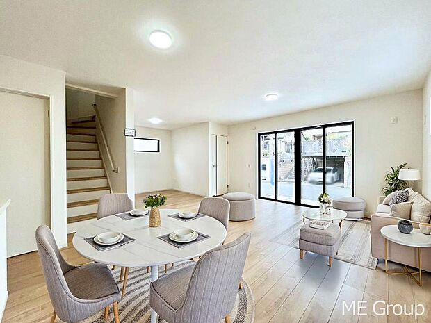 ◆1号棟◆～Living～　飽きの来ないシンプルでおしゃれなLDK。大きな窓から日差しが差し込むので室内も明るく、家族の憩いの場としてピッタリです。　※家具はCGです