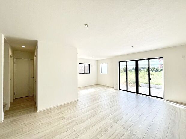 ◆２号棟◆～Living～　飽きの来ないシンプルでおしゃれなLDK。大きな窓から日差しが差し込むので室内も明るく、家族の憩いの場としてピッタリです。開放感と日当たりの良さを是非ご覧ください！