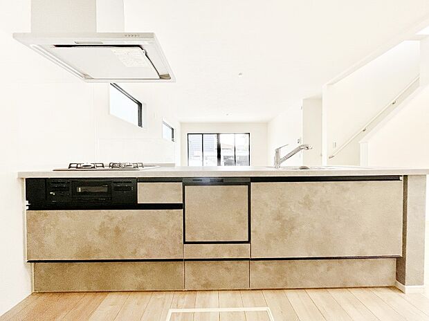 ◆１号棟◆～Kitchen～　会話が弾むリビング、料理が愉しくなるキッチン。家は、ただ生活する場ではなく、暮らしを愉しく、快適にする場所。笑顔の毎日、安らぎの日々のために、最新の設備・仕様を採用。