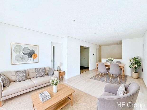 ◆３号棟◆～Living～　家族の会話や笑顔が行き交うリビングです。大きなソファやダイニングテーブルでゆったり食事をしたりくつろぎたい♪そんな夢が叶えられる空間です！※家具はCGです