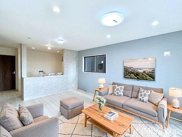 ご家族の賑やかな話し声で包まれる明るいリビング  ※家具はCGです