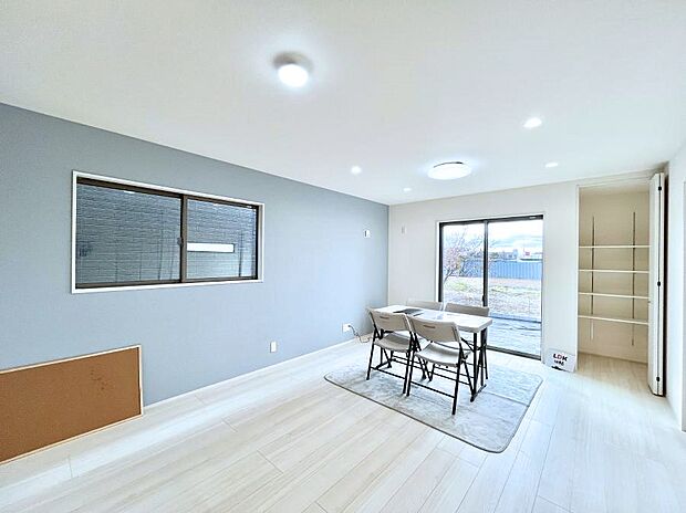 大きな窓からたっぷりの陽光と風を感じられるリビング