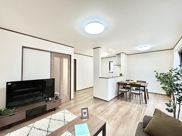 ◆A号棟◆～Living～  家族の食事や団らんのほか、子どもを遊ばせたり、友人を招いたりするLDKは住まいの中心。  長時間過ごす場所だから、その空間は住まい全体の居心地を左右します。