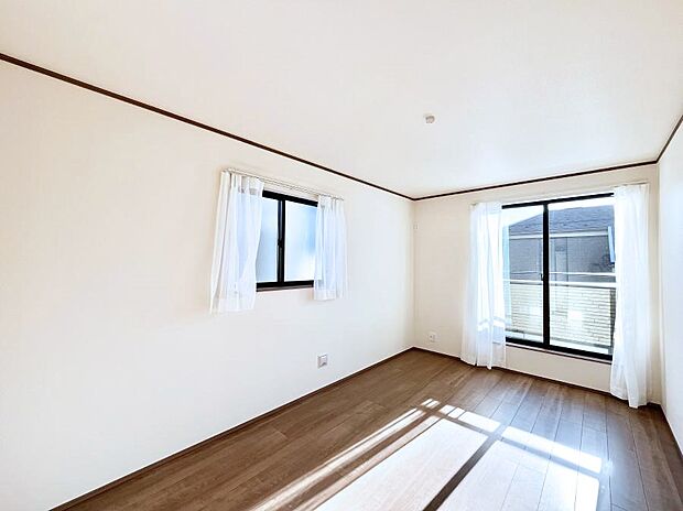 ◆A号棟◆～Bed Room～　2面採光を確保した明るい室内は、風通しも良く、大変居心地の良い空間となっております。爽やかな風を感じて起きる朝は、快適生活の始まりに！日当たりや通風がとても良い住まい♪
