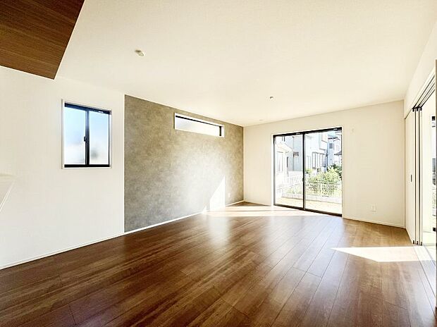 大きな窓からたっぷりの陽光と風を感じられるリビング