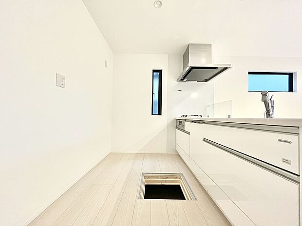 ◆1号棟◆～Kitchen～　自然光が入る窓のあるキッチン☆毎日使う場所だからこそ、使い勝手を考慮しました。ゆったりとしたキッチンコーナーは質感豊かな仕上がりとなっております。