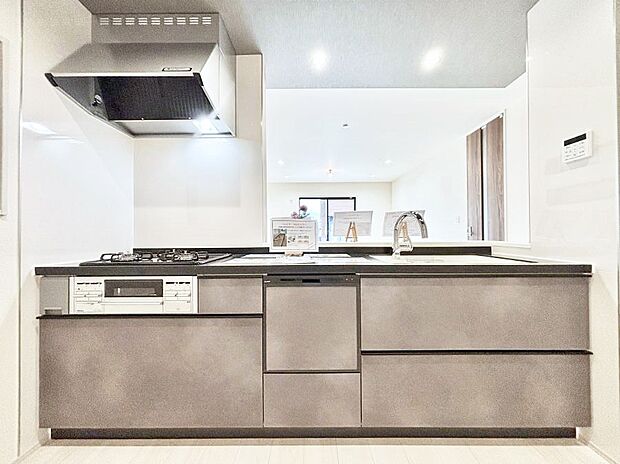 ◆1号棟◆～Kitchen～　『料理中も子供の成長を見逃さない』。使いやすくスタイリッシュなカウンターキッチンには、その開放感もさることながら『お子様を見守りながら』の安心感があります。