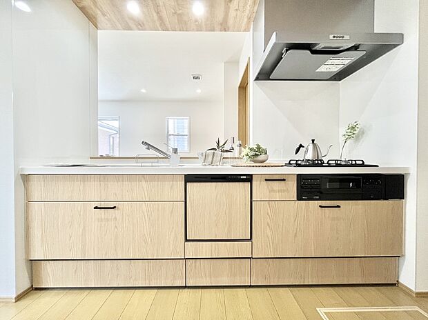～Kitchen～　広くて使いやすいキッチンなら家族でいっしょに料理をつくったり、後片付けも手間なくできちゃいます♪収納もたっぷりあるので、いつもすっきりと清潔な印象を保てます。