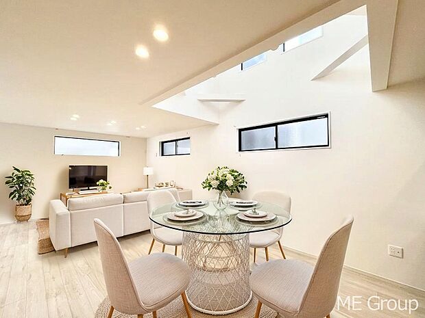 ご家族の賑やかな話し声で包まれる明るいリビング  ※家具はCGです