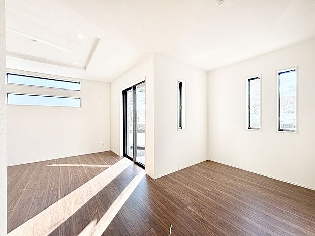 ◆2号棟◆～Living～　飽きの来ないシンプルでおしゃれなLDK。大きな窓から日差しが差し込むので室内も明るく、家族の憩いの場としてピッタリです。開放感と日当たりの良さを是非ご覧ください！