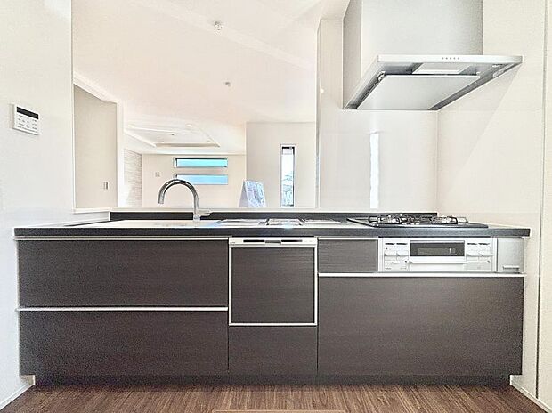 ◆2号棟◆～Kitchen～　会話が弾むリビング、料理が愉しくなるキッチン。家は、ただ生活する場ではなく、暮らしを愉しく、快適にする場所。笑顔の毎日、安らぎの日々のために、最新の設備・仕様を採用。