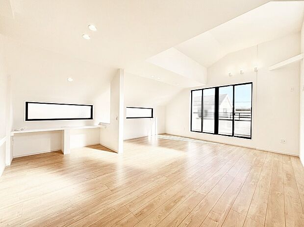 リビング上部には吹抜けを採用。明るい陽光に包まれる空間で家族団らん！