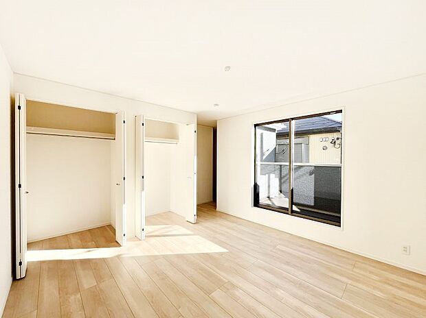 ～Bed Room～「今日も一日お疲れ様」とご夫婦でゆったりくつろげる寝室。  毎日の家事やお仕事に疲れた日はフカフカのベットで癒されてください。テレビや本棚をおいても快適な広さが自慢♪