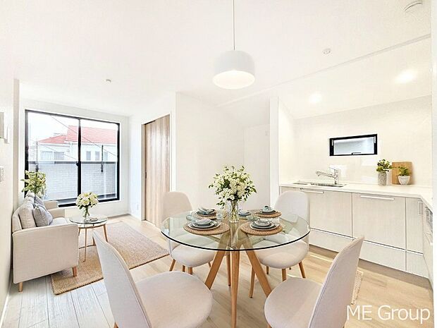 ～Living～　飽きの来ないシンプルでおしゃれなLDK。大きな窓から日差しが差し込むので室内も明るく、家族の憩いの場としてピッタリです。開放感と日当たりの良さを是非ご覧ください！　※家具はCGです