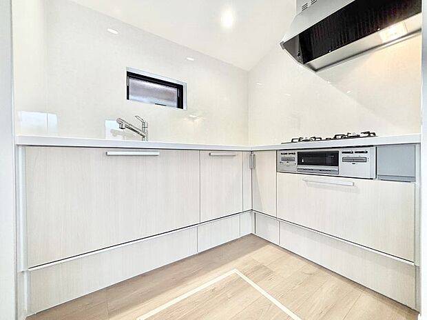 ～Kitchen～　広くて使いやすいキッチンなら家族でいっしょに料理をつくったり、後片付けも手間なくできちゃいます♪収納もたっぷりあるので、いつもすっきりと清潔な印象を保てます。