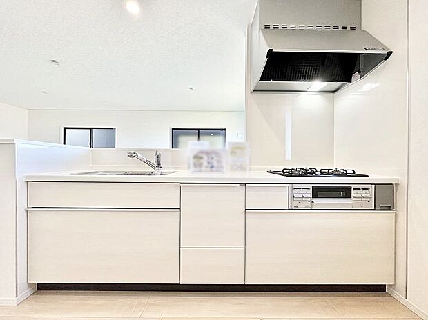 ◆１号棟◆～Kitchen～　広くて使いやすいキッチンなら家族でいっしょに料理をつくったり、後片付けも手間なくできちゃいます♪収納もたっぷりあるので、いつもすっきりと清潔な印象を保てます。