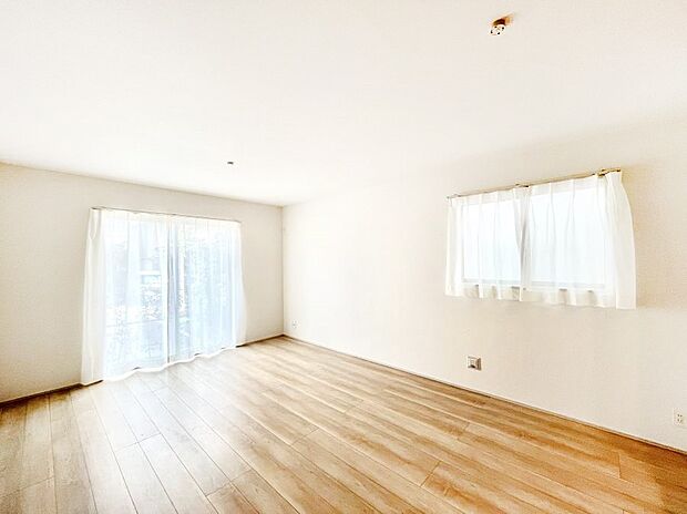 ◆A号棟◆～Living～　飽きの来ないシンプルでおしゃれなLDK。大きな窓から日差しが差し込むので室内も明るく、家族の憩いの場としてピッタリです。開放感と日当たりの良さを是非ご覧ください！