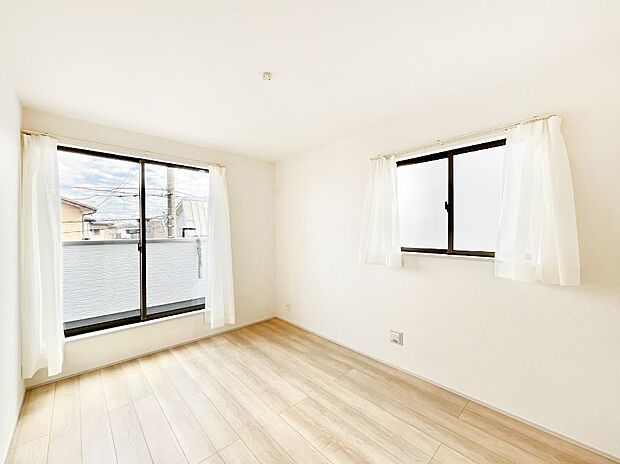 ◆A号棟◆～Bed Room～　2面採光を確保した明るい室内は、風通しも良く、大変居心地の良い空間となっております。爽やかな風を感じて起きる朝は、快適生活の始まりに！日当たりや通風がとても良い住まい♪